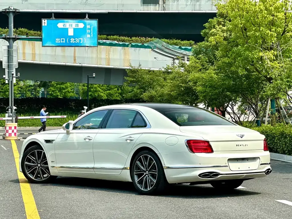 Bentley Flying Spur PHEV — фото 4