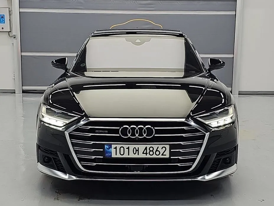 Audi A8 — фото 1