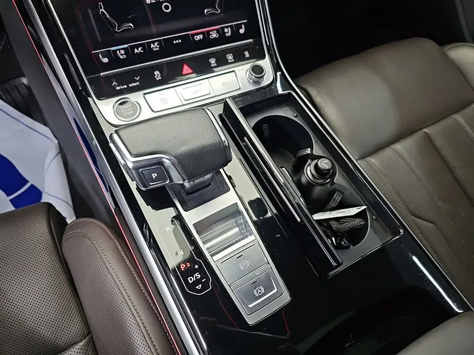 Audi A8 — фото 7