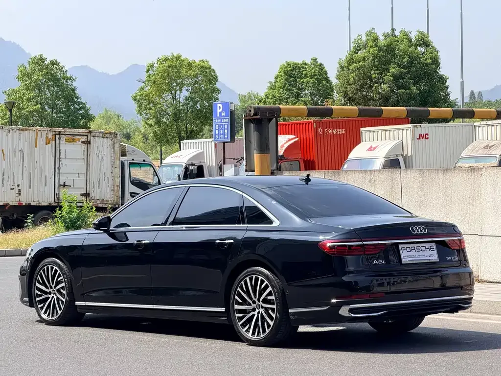 Audi A8 — фото 6