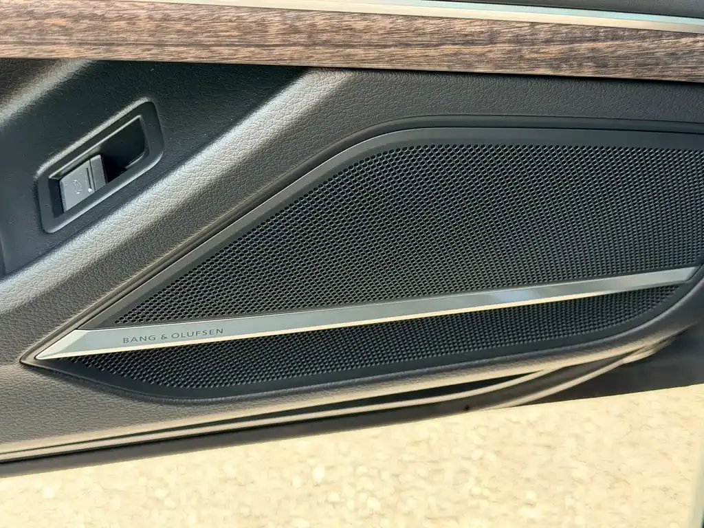 Audi A8 — фото 5