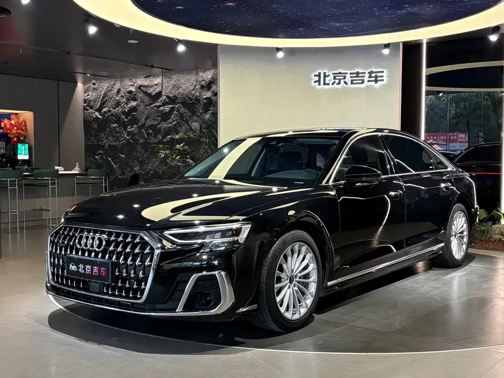 Audi A8 — фото 1