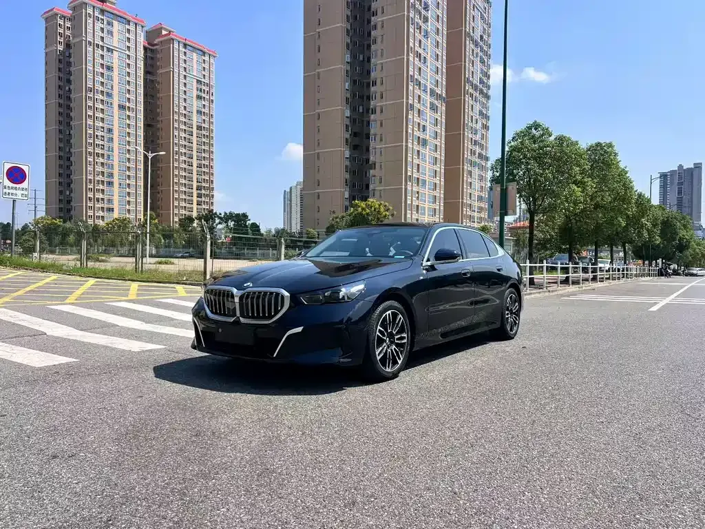BMW 5 Series — фото 1