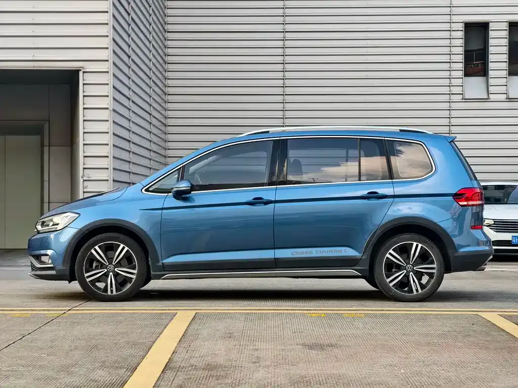 Volkswagen Touran — фото 8