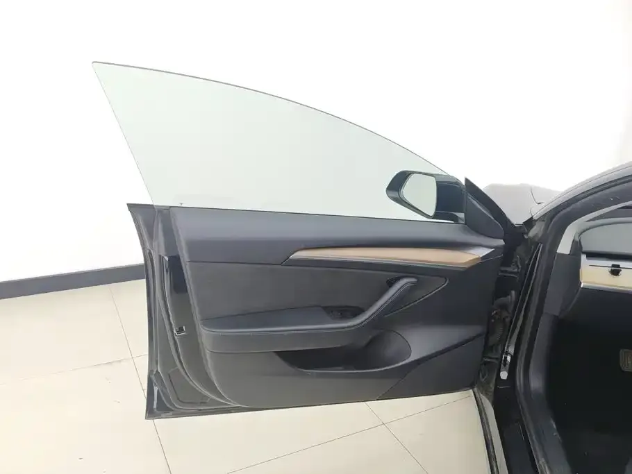 Tesla Model 3 — фото 2