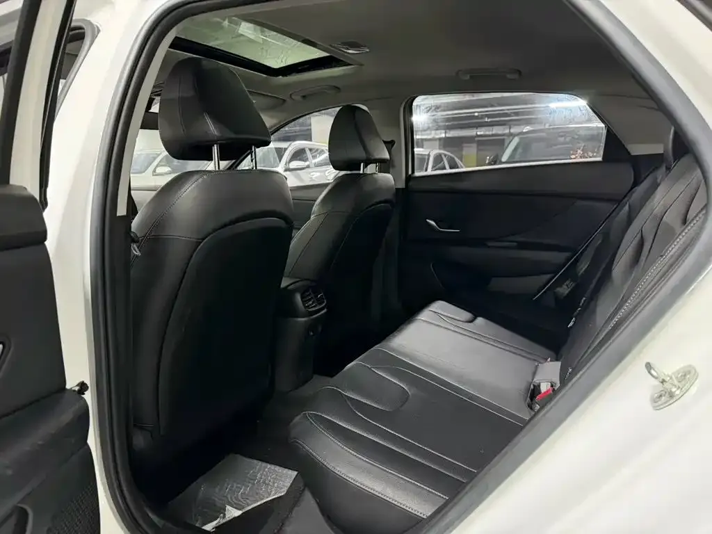 Hyundai Elantra — фото 2