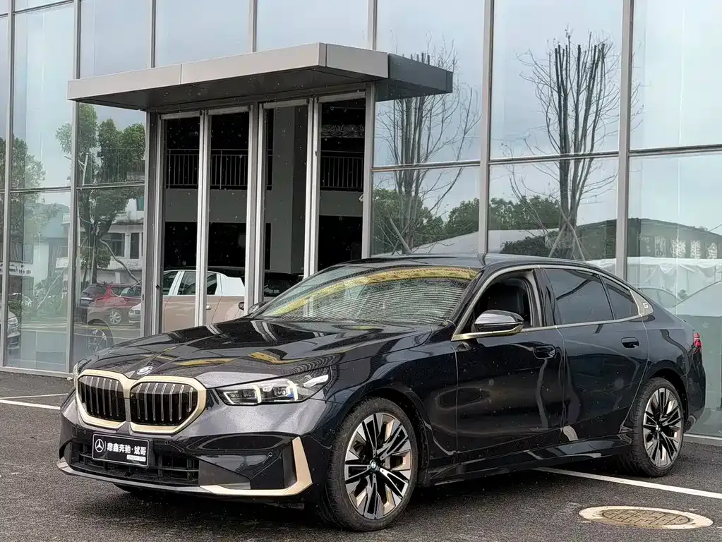 BMW 5 Series — фото 1