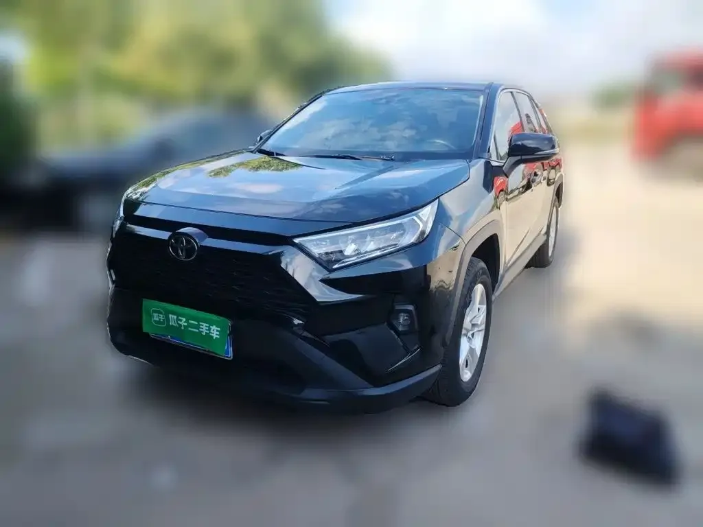 Toyota RAV4 — фото 1