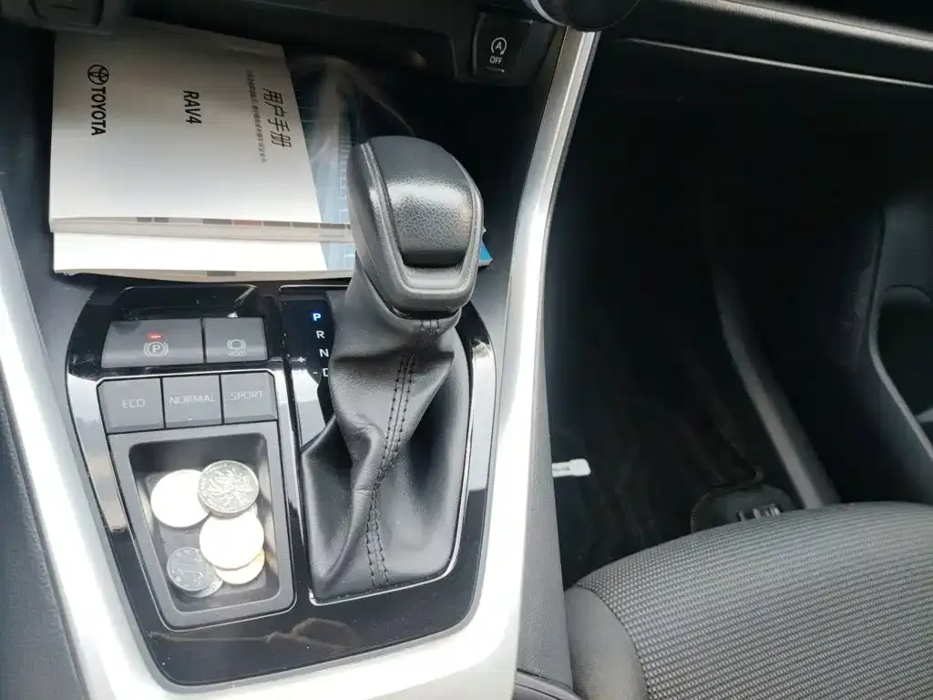 Toyota RAV4 — фото 7