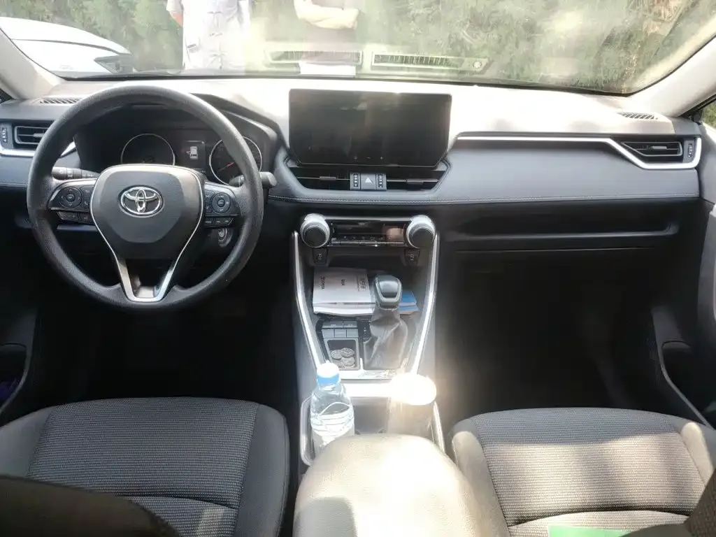 Toyota RAV4 — фото 8