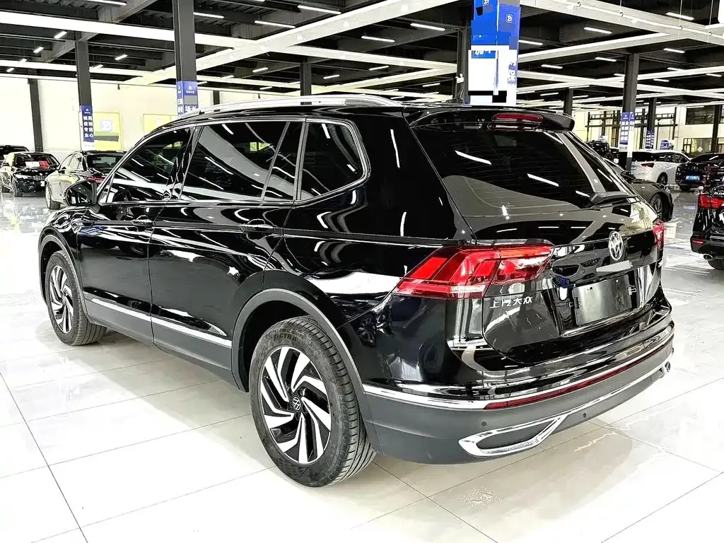 Volkswagen Tiguan L — фото 10