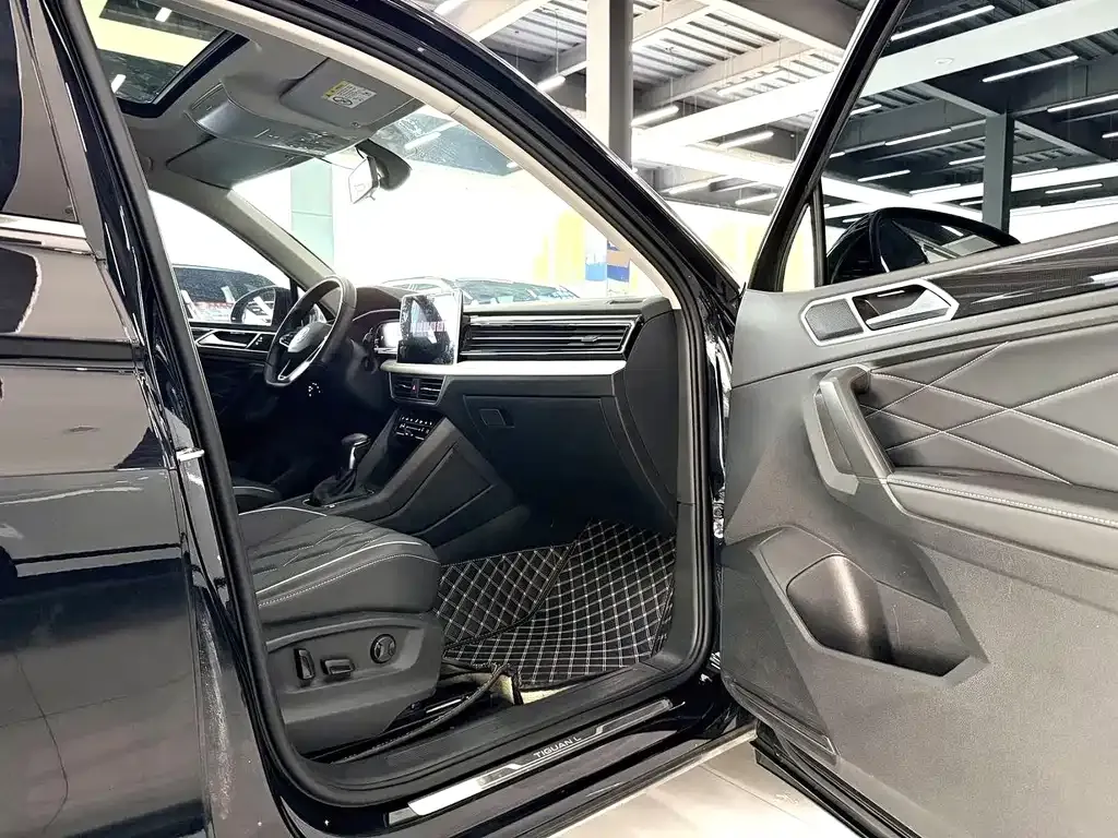 Volkswagen Tiguan L — фото 8