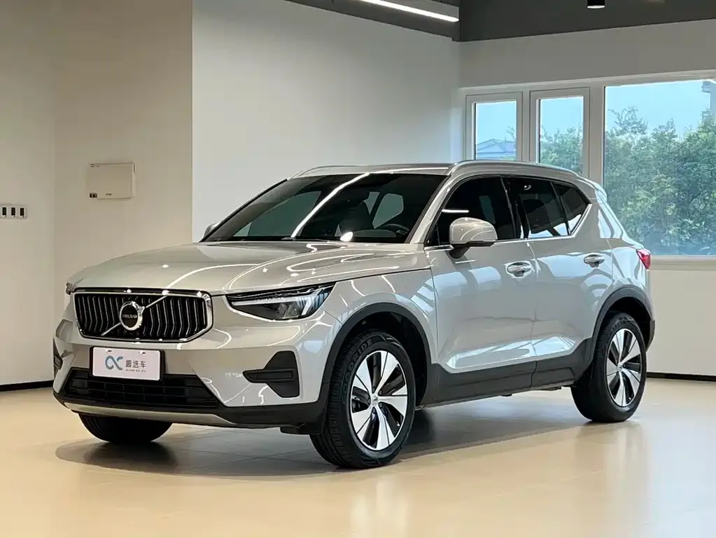 Volvo XC40 — фото 1