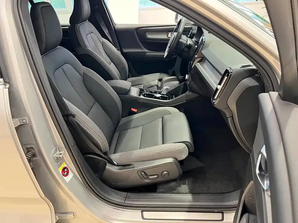 Volvo XC40 — фото 4