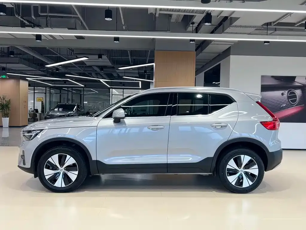 Volvo XC40 — фото 8
