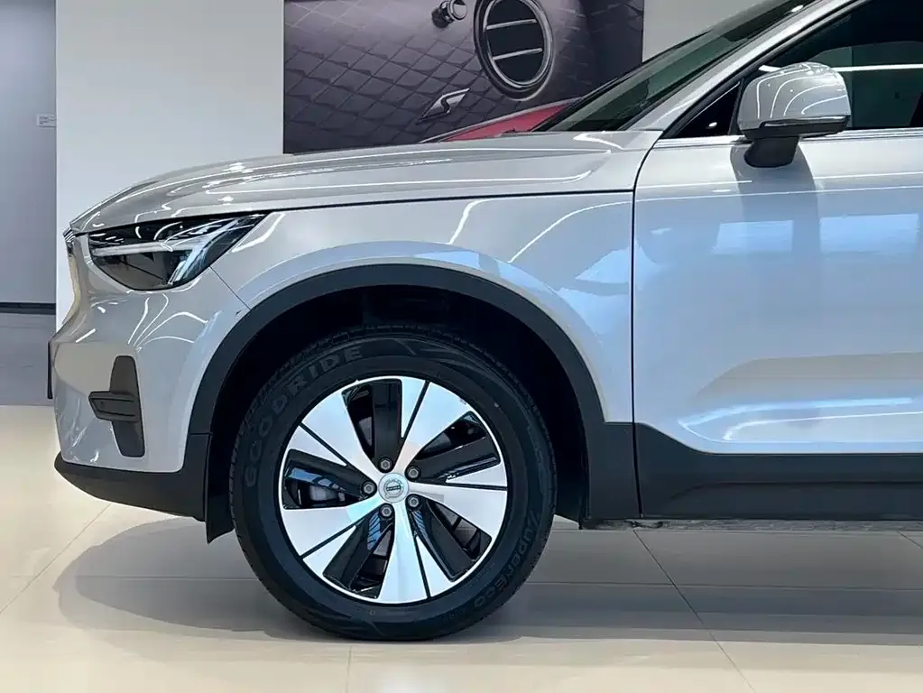 Volvo XC40 — фото 2