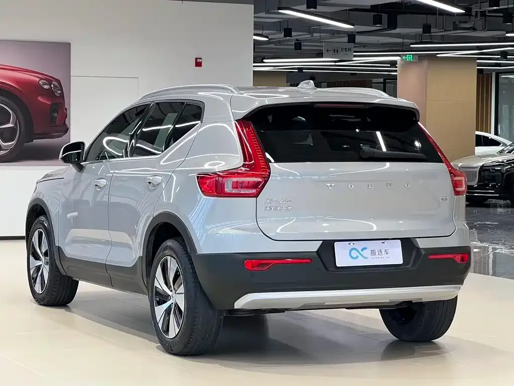 Volvo XC40 — фото 10