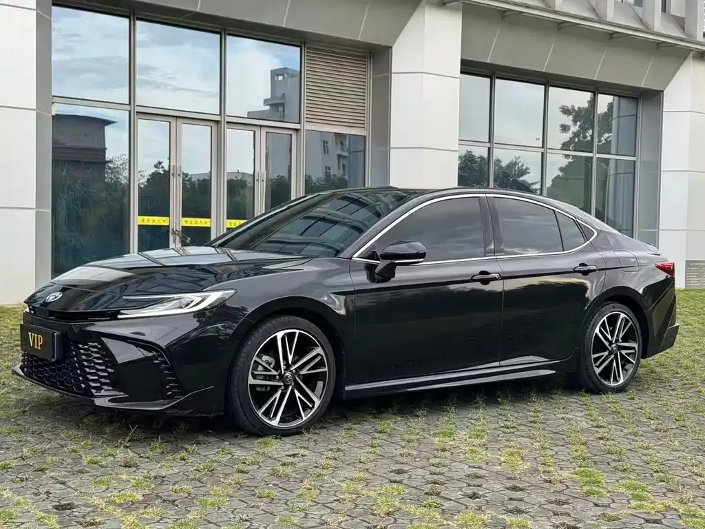 Toyota Camry — фото 1