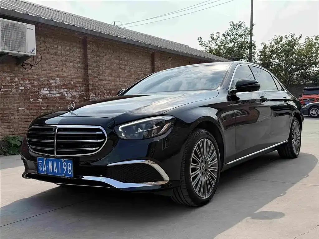 Mercedes-Benz E-Class — фото 1