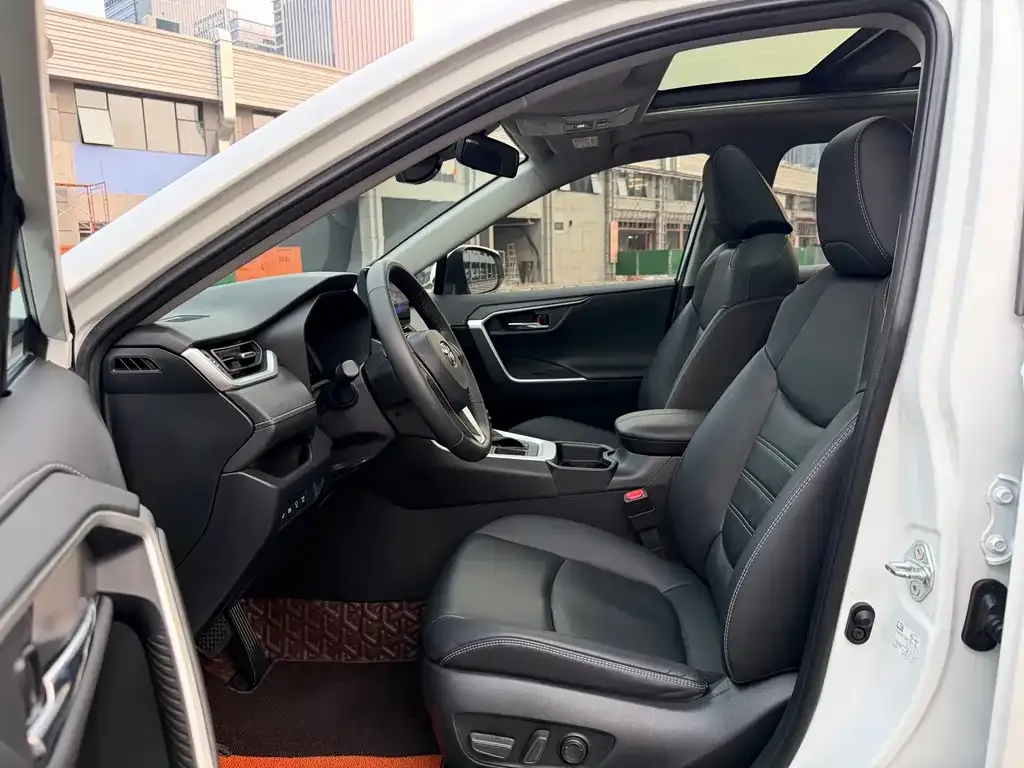 Toyota RAV4 — фото 5