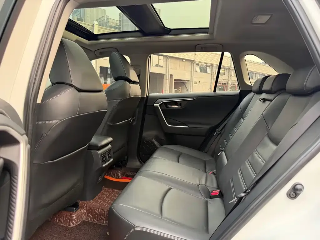 Toyota RAV4 — фото 9