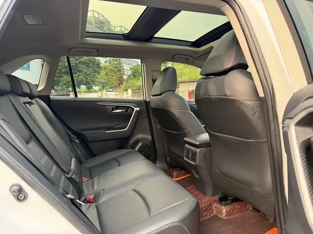 Toyota RAV4 — фото 10