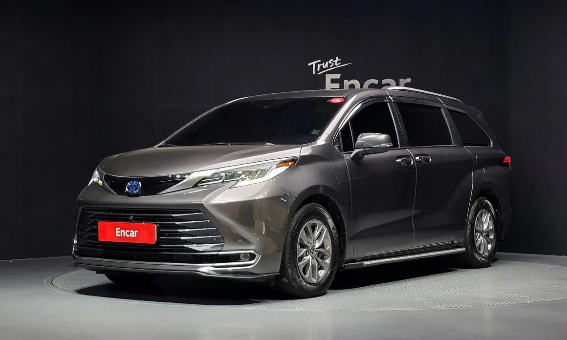 Toyota Sienna — фото 1