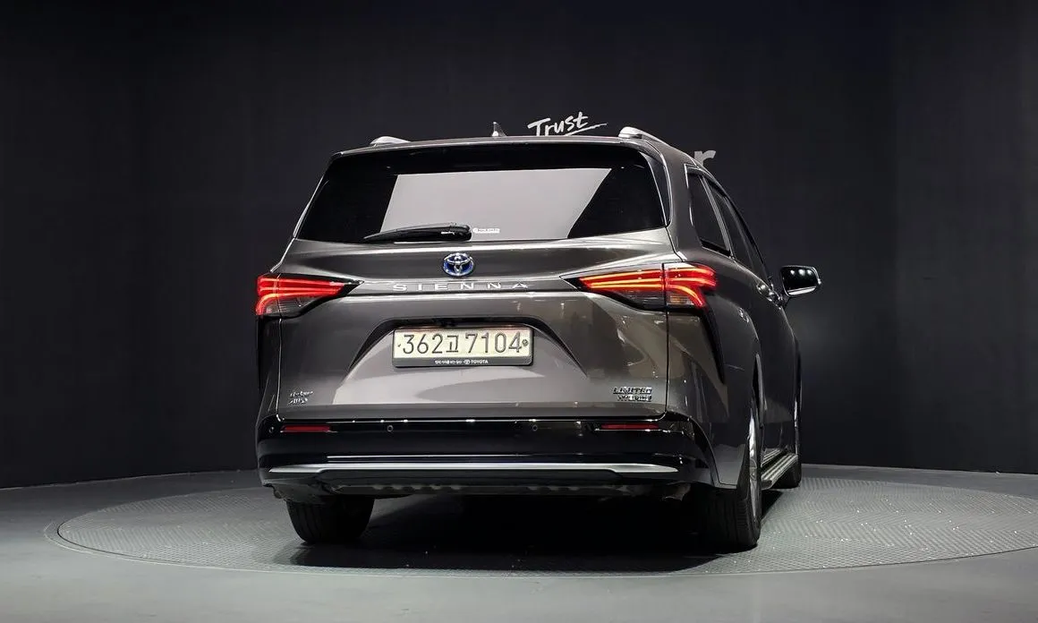 Toyota Sienna — фото 4