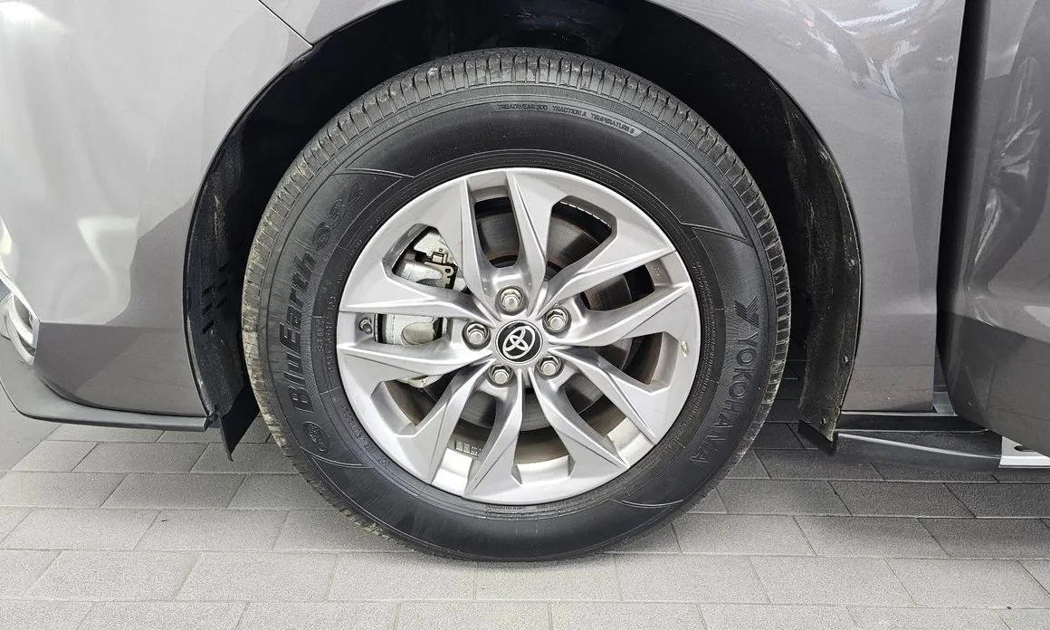 Toyota Sienna — фото 10