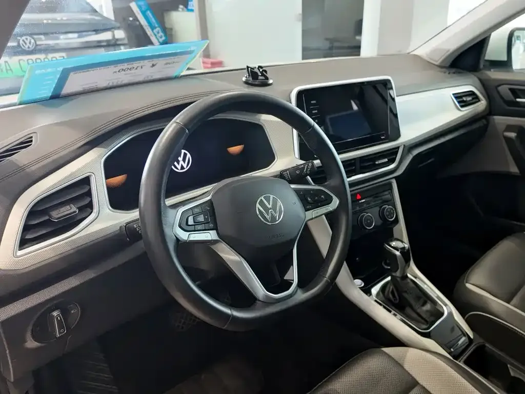Volkswagen T-Roc — фото 10