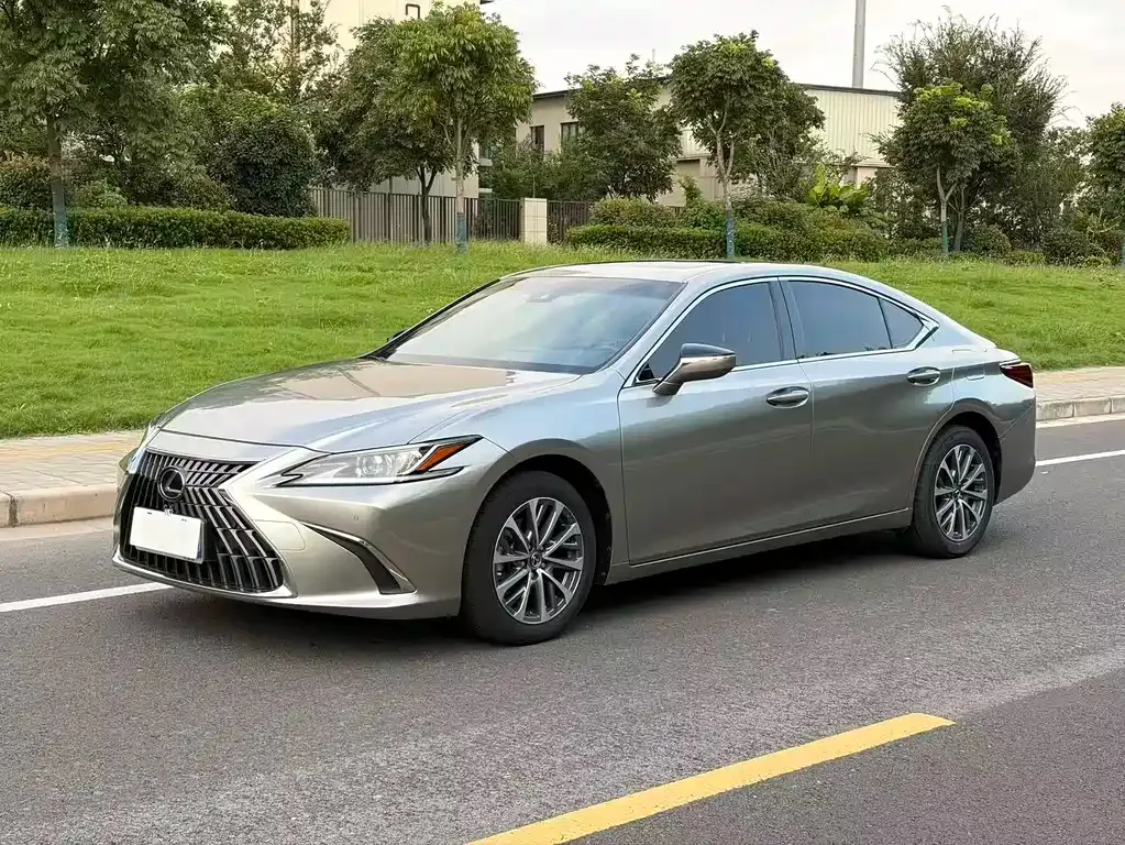 Lexus ES — фото 1