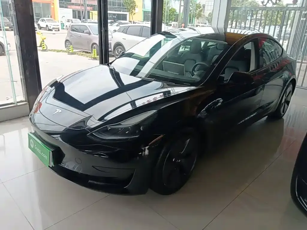 Tesla Model 3 — фото 1