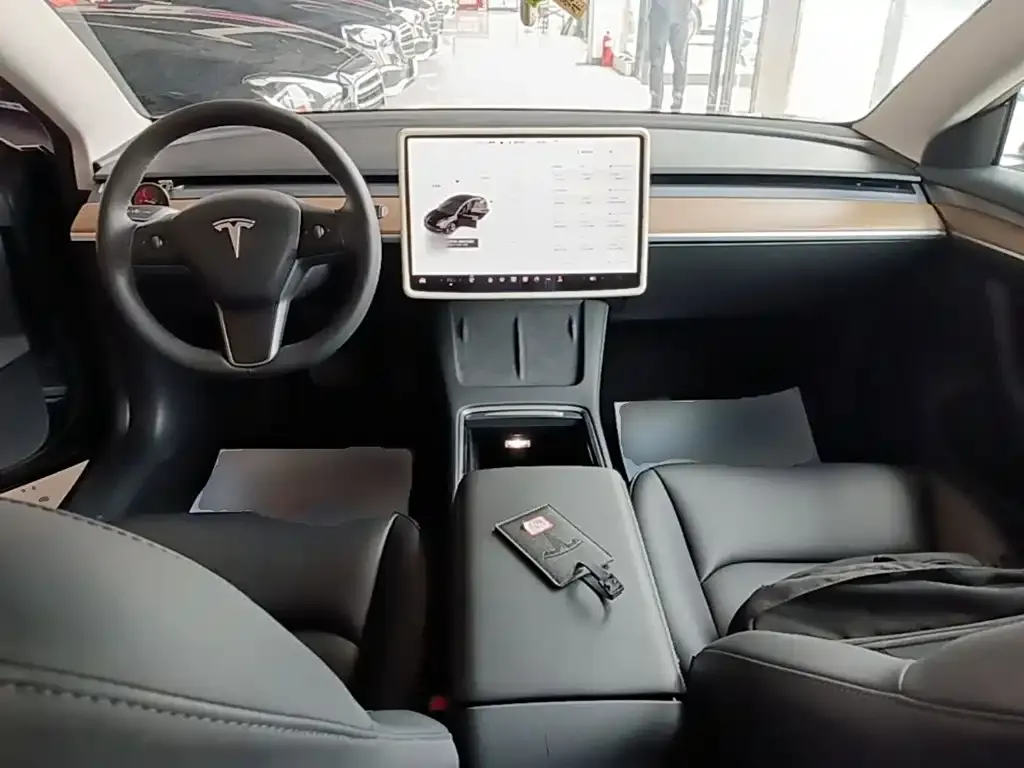 Tesla Model 3 — фото 9