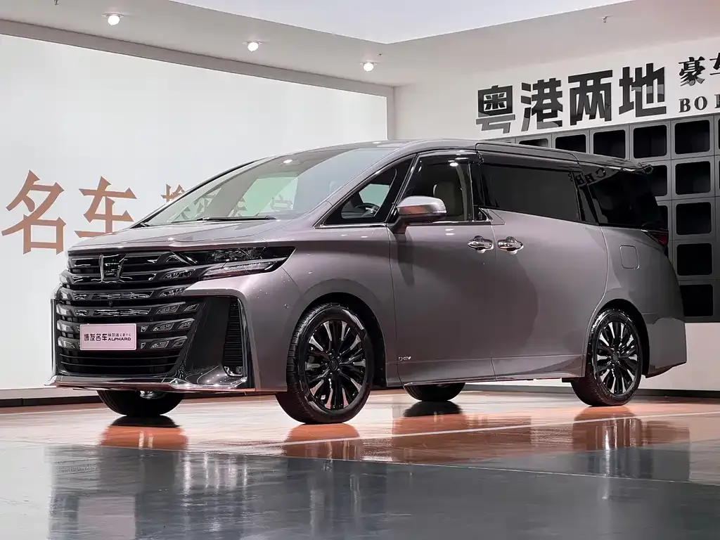 Toyota Alphard — фото 1