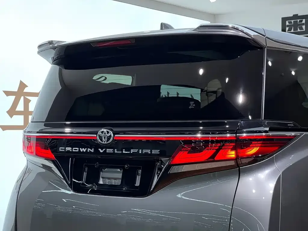 Toyota Alphard — фото 2