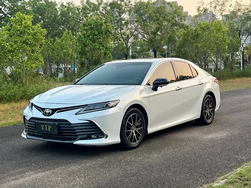 Toyota Camry — фото 1