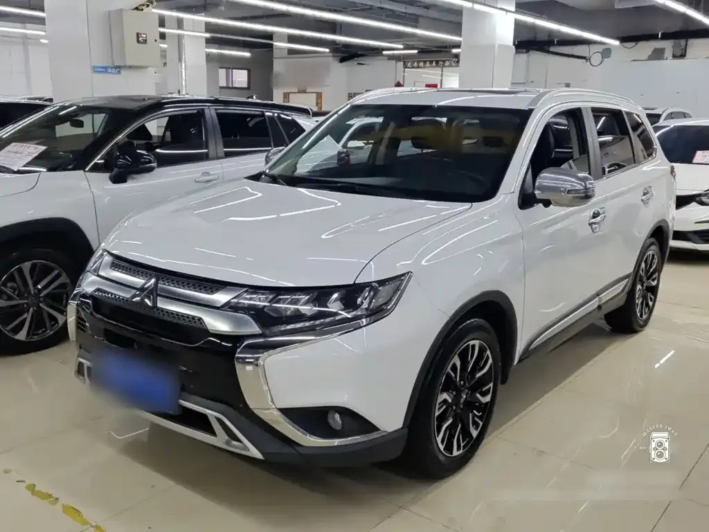 Mitsubishi Outlander — фото 1