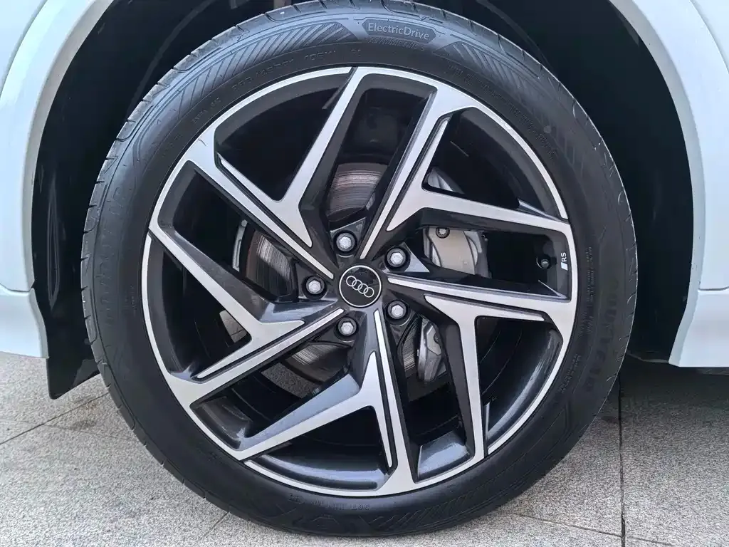 Audi Q6L e-tron — фото 2
