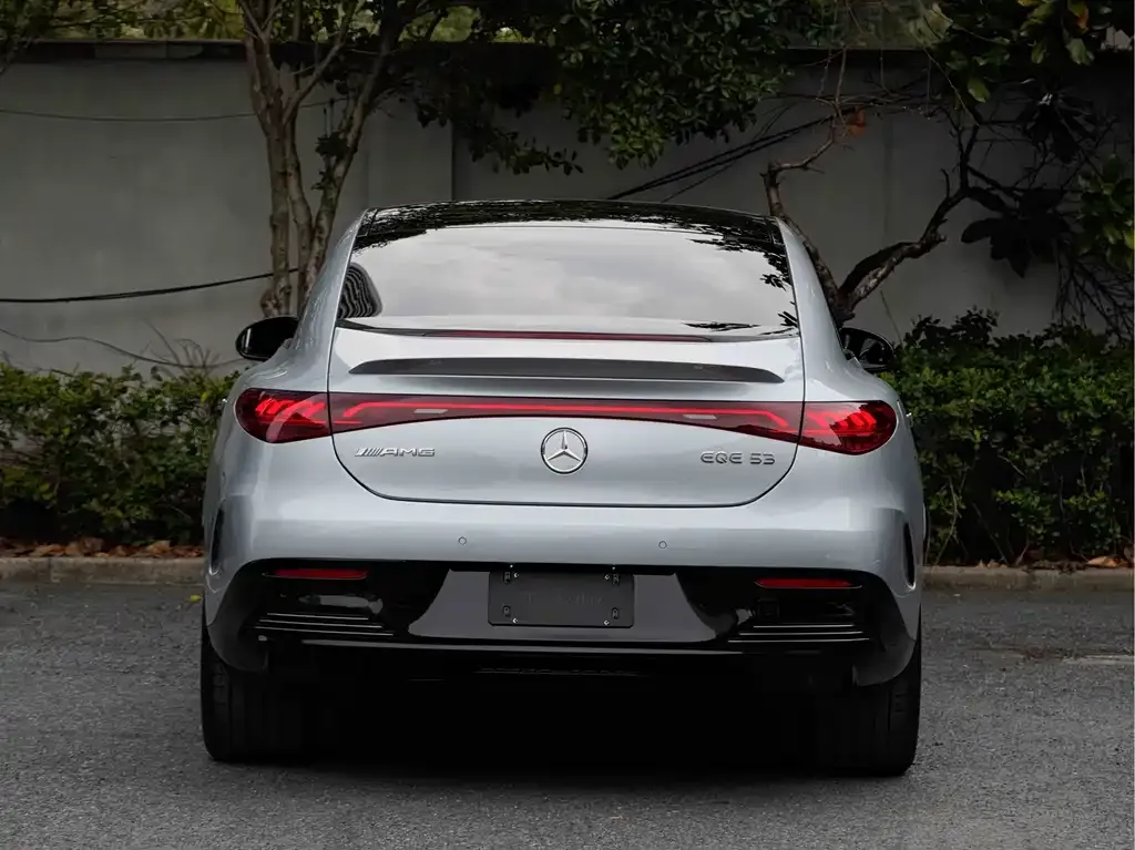 Mercedes-Benz EQE AMG — фото 6
