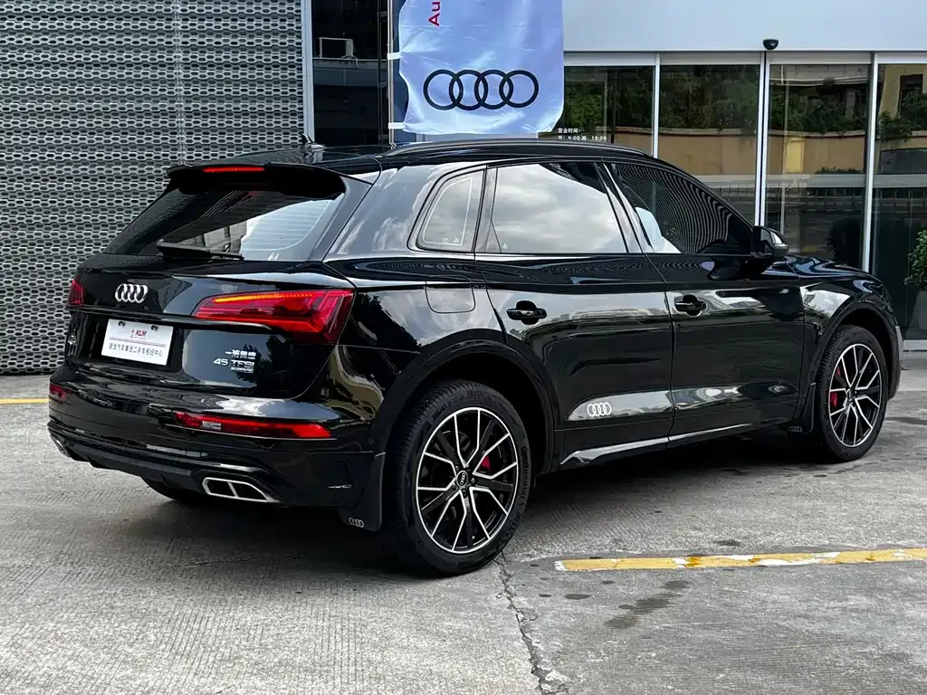 Audi Q5L — фото 10