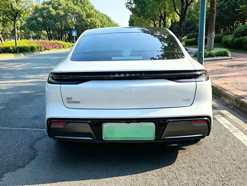 Geely Galaxy E8 — фото 3