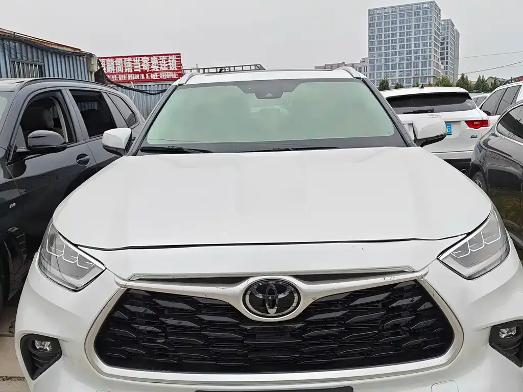 Toyota Highlander — фото 1