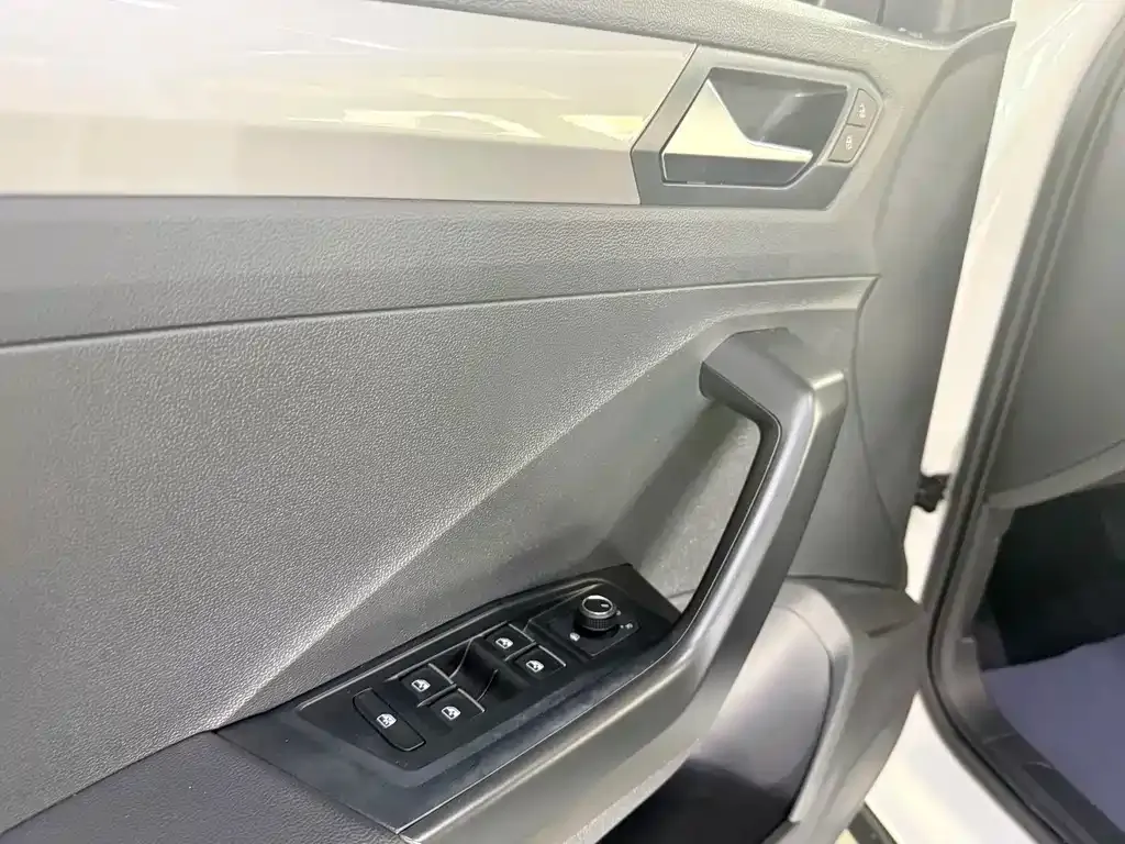 Volkswagen T-Roc — фото 5