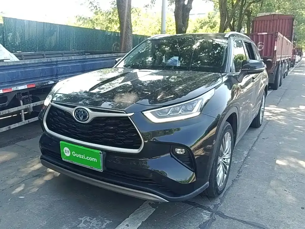 Toyota Highlander — фото 1