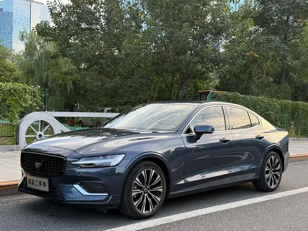 Volvo S60 — фото 1