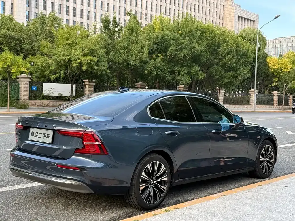 Volvo S60 — фото 8