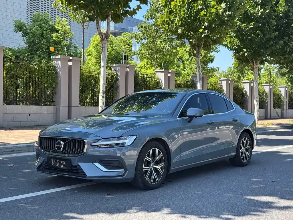 Volvo S60 — фото 1
