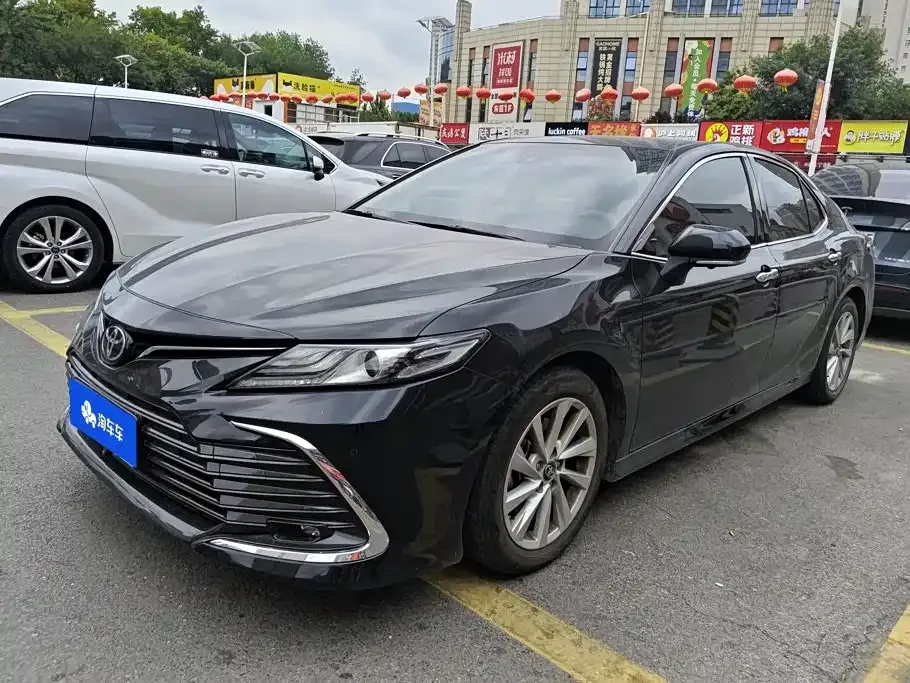 Toyota Camry — фото 1