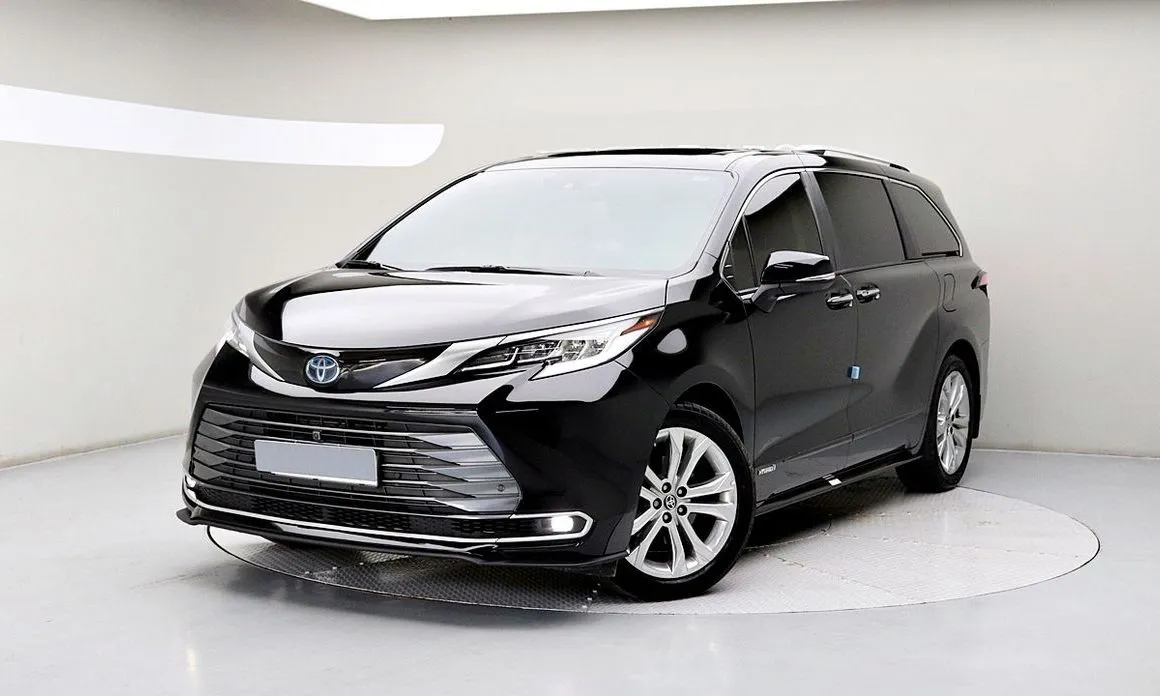 Toyota Sienna — фото 1