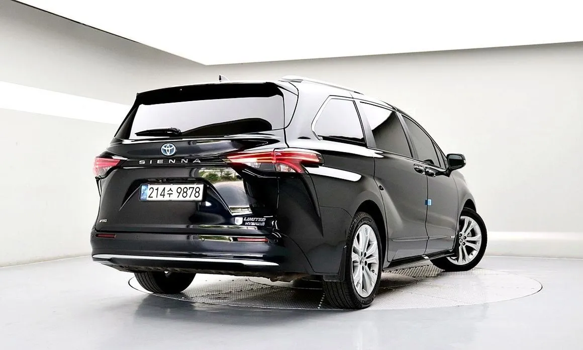 Toyota Sienna — фото 2